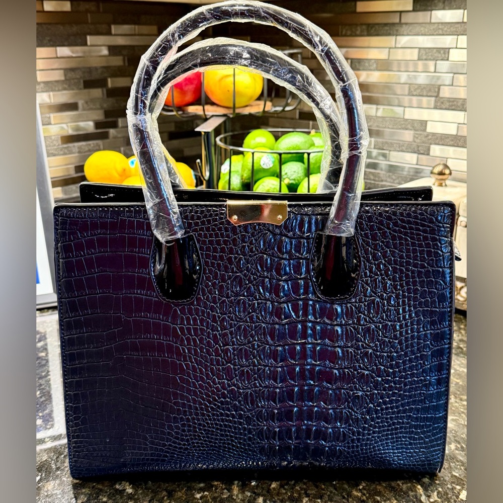 Chic Black Crocodile-Embossed Tote Bag